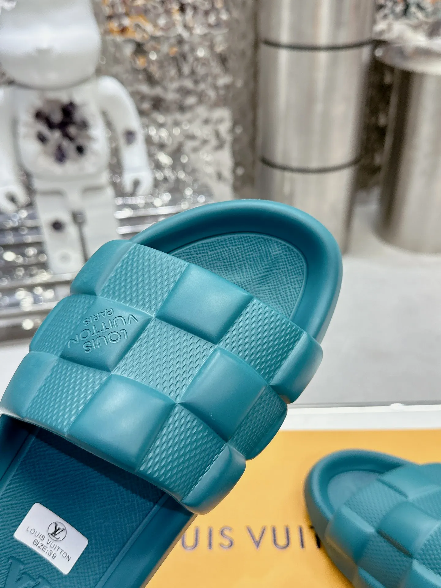 [L Home] P: 280💰 ▪️Shoe size: Women's 35-40 Men's 38-46▪️Packaging: Counter top quality~original packaging 𝟐𝟎𝟐5 Louis Vuitton counter's new embossed slippers, lv monogram embossed slippers, Waterfront sandals are back with a new look, and the upper buckle is embossed with lv's iconic Monogram pattern. Made of waterproof rubber with a comfortable and resilient insole. The lightweight, flexible outsole is embossed with the Louis Vuitton logo. ▪️Fabric: Original molded rubber foam surface ▪️Technology: embossed logo ▪️Sole: Original molded rubber foam outsole ▪️Sole thickness: 3CM.